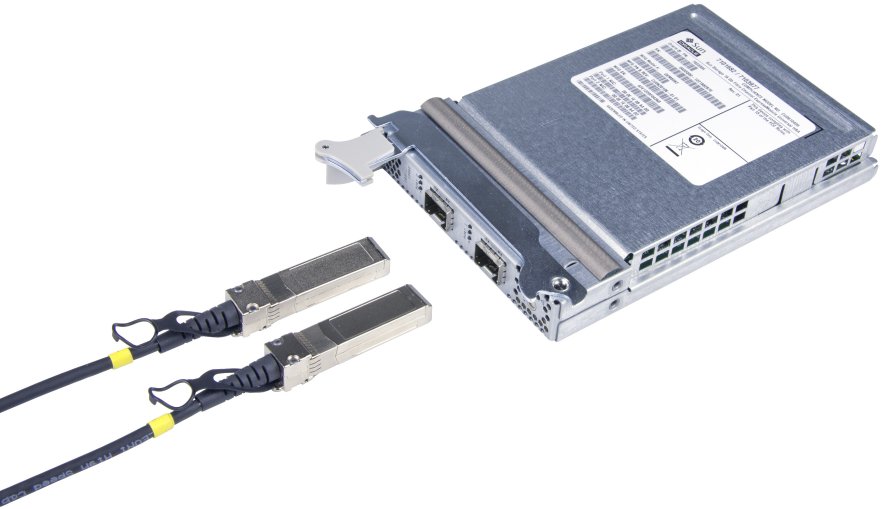 image:Figure illustrant la connexion du câble en cuivre au HBA universel.