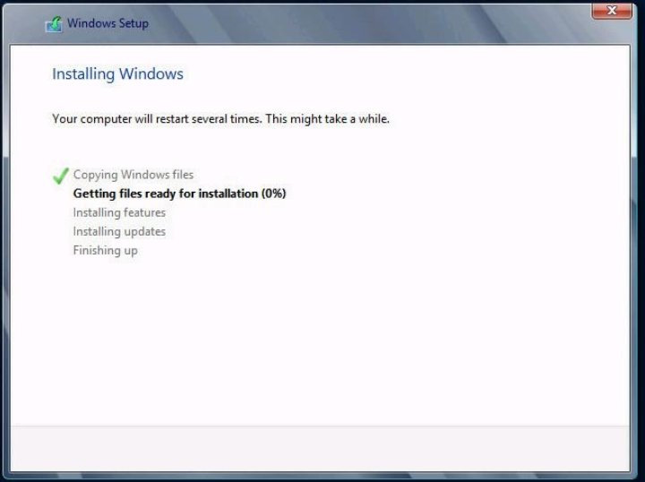 image:Installing Windows(Windows 설치) 화면입니다.