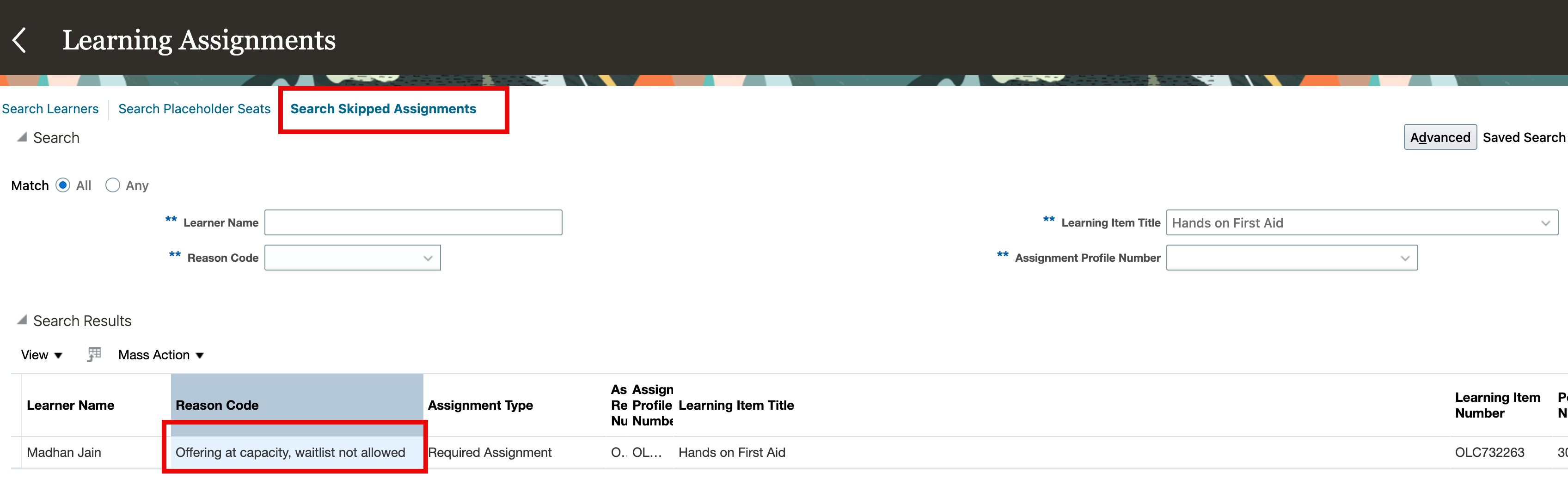 「定員に達した講義、キャンセル待ち不許可」事由コードが表示された「学習割当」ページの「スキップされた割当の検索」タブ