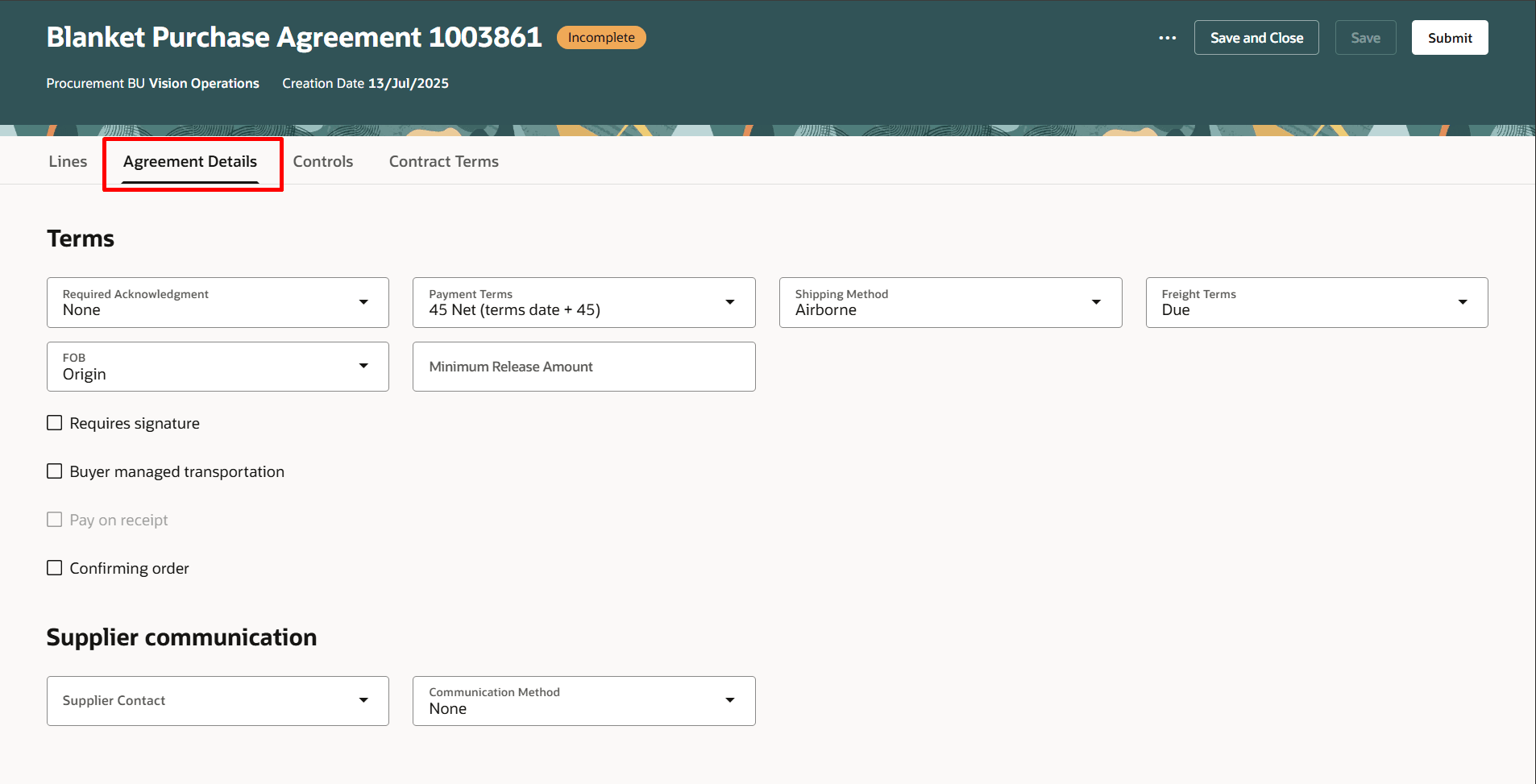 「契約詳細」タブにナビゲートして、購買契約ヘッダーの条件、通信メソッドおよび関連文書を指定します。