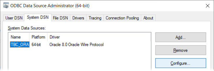Windows 64ビットODBCデータソース管理者ユーティリティ、「システムDSN」タブ。TBC_ORAという名前のシステム・データ・ソースが選択されていて、Oracle 8.0 Oracle Wire Protocolという名前のドライバに関連付けられています。「構成」ボタンが強調表示されています。