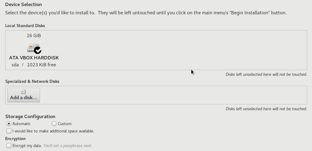 この図は、Oracle Linuxのインストール先を指定する「インストール先」画面のオプションを示しています。 上部には、最初のオプションとしてローカル・ハードディスクが一覧表示されます。 下には、専用のネットワーク・ディスクを追加するための「ディスクの追加」ボタンがあります。 画面の下部には、ディスク構成のカスタマイズ、ディスク領域の解放、およびデータ暗号化の使用に関するオプションが示されています。 