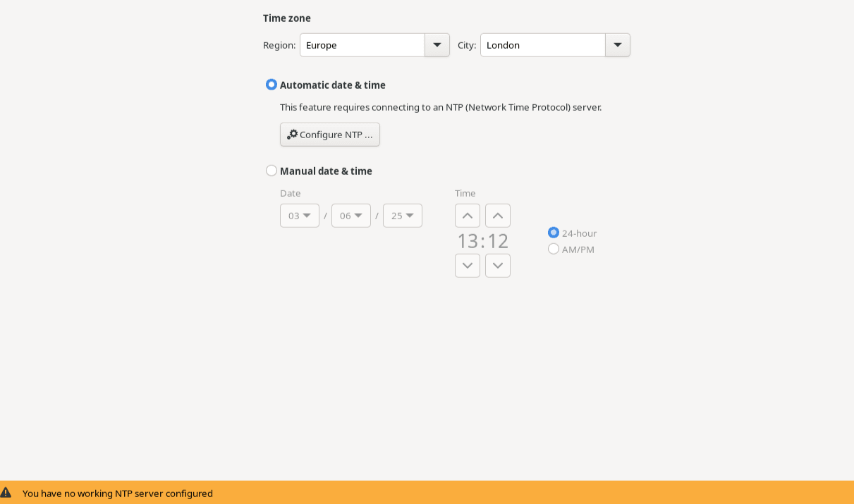 このイメージは、「日時」画面を示しています。上部には、リージョンと都市を選択するための2つのドロップダウン・リスト、NTPを使用して自動的に、または手動で日時を設定するためのラジオ・ボタンがあります。 自動日時が選択されている場合は、NTPサーバーを構成するボタンがあります。 これらの項目の下には、時間、時間書式および日付を手動で設定するための日時エディタがあります。 