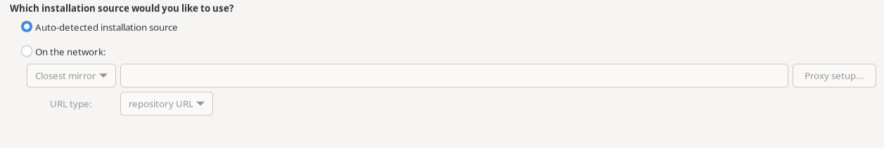 このイメージは、インストール・ソースを選択するためのオプションを含む「インストール・ソース」画面を示しています: 自動検出されたインストール・メディア、ISOファイルとネットワーク上のデバイス。 自動検出されたインストール・メディアのオプションの横には、代替ISOファイルと検証ボタンを選択できるボタンがあります。 「ネットワーク上」オプションには、ネットワーク・プロトコルのドロップダウン・リスト、ネットワークのロケーションを指定するテキスト・ボックス、プロキシを構成するボタンおよびURLタイプのドロップダウン・リストが含まれます。 