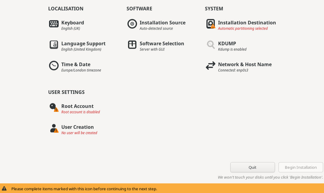 この図では、「インストール・サマリー」画面および使用可能なオプションが示されています。 これらのオプションは、メニューとして配置されており、テキスト説明付きのアイコンで表されています。 メニューは3つの列に分割され、見出しが付きます: 左の列にローカリゼーション。中央の列に「キーボード」、「言語サポート」および「日時;ソフトウェア」のオプションがあり、「インストール・ソース」および「ソフトウェア選択」のオプションがあり、右の列に「システム」のオプションがあり、「インストール先」、「Kdump」および「ネットワークおよびホスト名」のオプションがあります。 