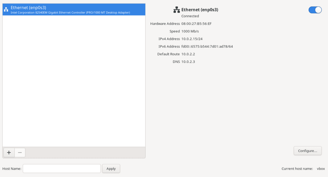 この図では、ネットワークとホスト名画面内のオプションが示されています。 画面の左側には、ネットワーク・デバイスのリストと、デバイスを追加および削除するためのオプション、およびホスト名を提供するフィールドが含まれています。 この画面の右側には、選択したネットワーク・デバイスの現在の構成と、そのデバイスの有効化と無効化のためのトグル・スイッチが表示されます。 画面の右下には、構成ボタンがあります。 