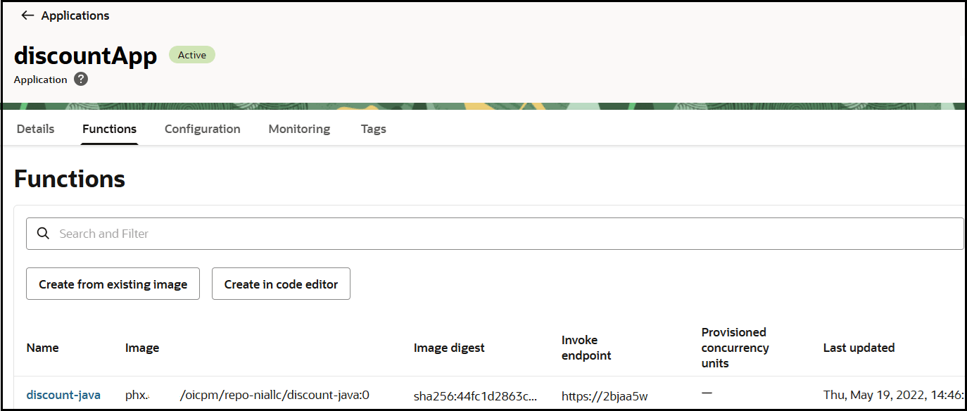 「機能」ページが表示されます。 ページの上部には、「詳細」、「関数」、「構成」、「モニタリング」および「タグ」タブがあります。 この下には、検索フィールド、「既存のイメージから作成」リンクおよび「コード・エディタで作成」リンクがあります。 次に、名前、イメージ、イメージ・ダイジェスト、エンドポイントの起動、プロビジョニングされた同時実行性ユニットおよび最終更新列の列を含む表を示します。 