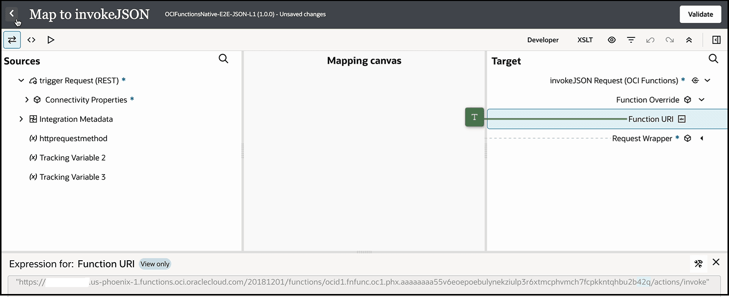 マッパーの「ソース」、「マッピング」キャンバスおよび「ターゲット」セクションが表示されます。 式ビルダーで指定した値を表示するために、ターゲットの関数URI要素が選択されています。 