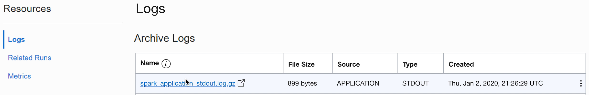 Unten auf der Seite "Ausführungsdetails". Unter den Details befindet sich ein Abschnitt mit der Bezeichnung "Logs". Darin werden die verfügbaren Logdateien in einer Tabelle mit fünf Spalten aufgeführt. Die Spalten sind: Name, Dateigröße, Quelle, Typ und Erstellt. Die beiden aufgeführten Logdateien sind stdout.log und stderr.log. Auf der linken Seite befindet sich ein kleiner Abschnitt mit der Bezeichnung "Ressourcen". Er enthält zwei Links: "Logs" und "Ressourcen". "Logs" ist ausgewählt. 
