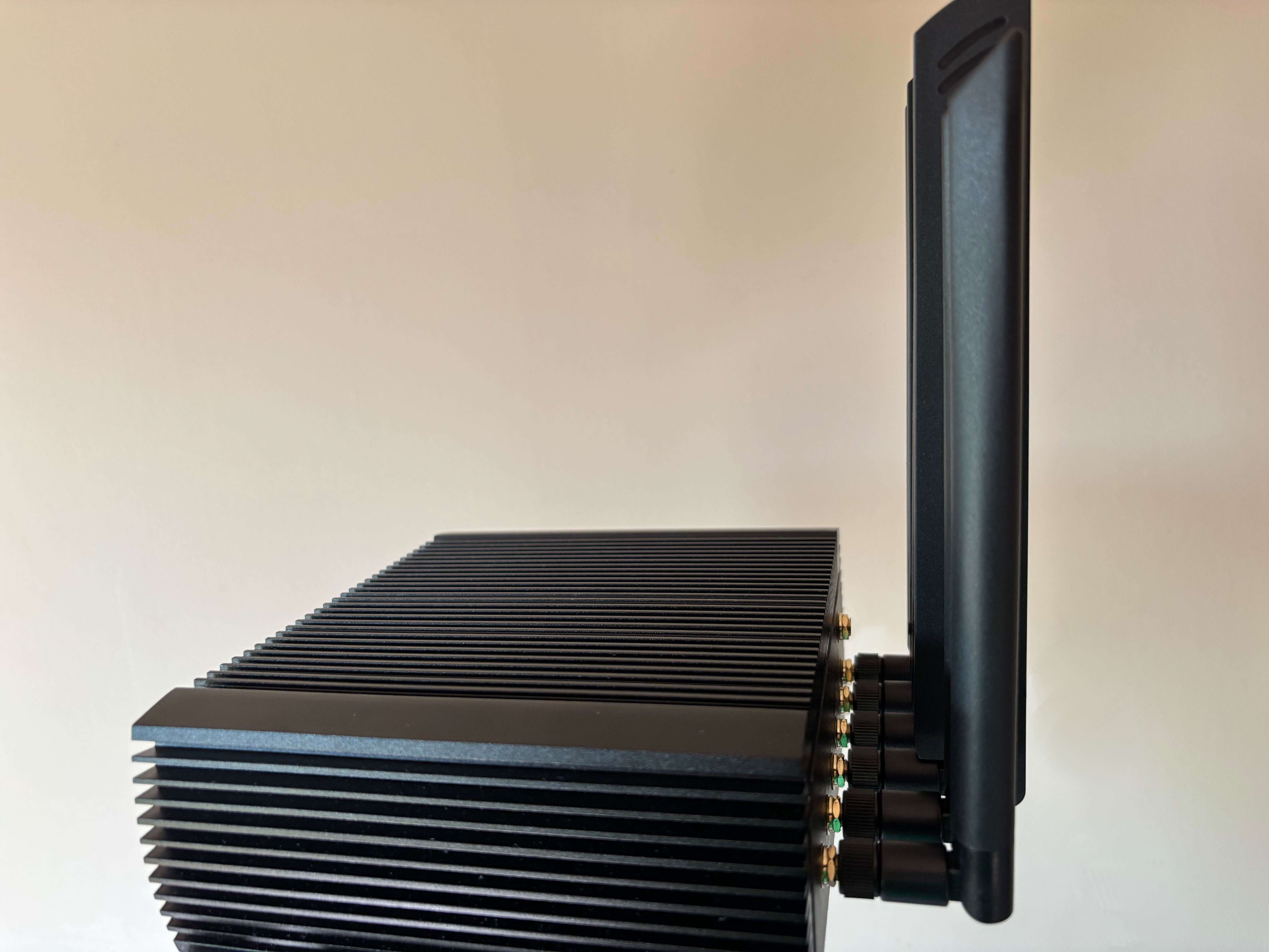 This picture shows the side view of the Cloud Connector with all the antennas connected