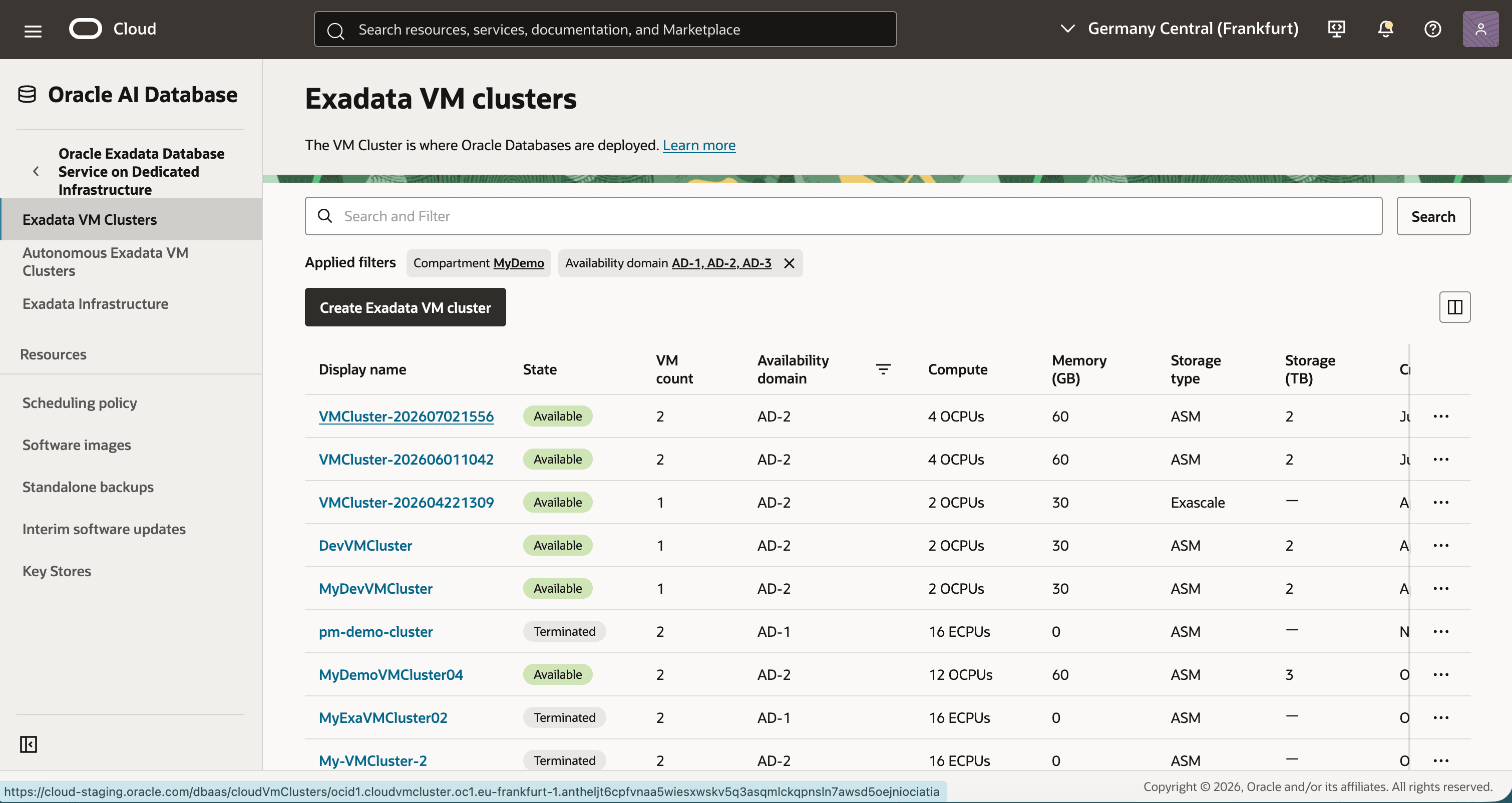 OCI Console screenshot: live update vm clusters list