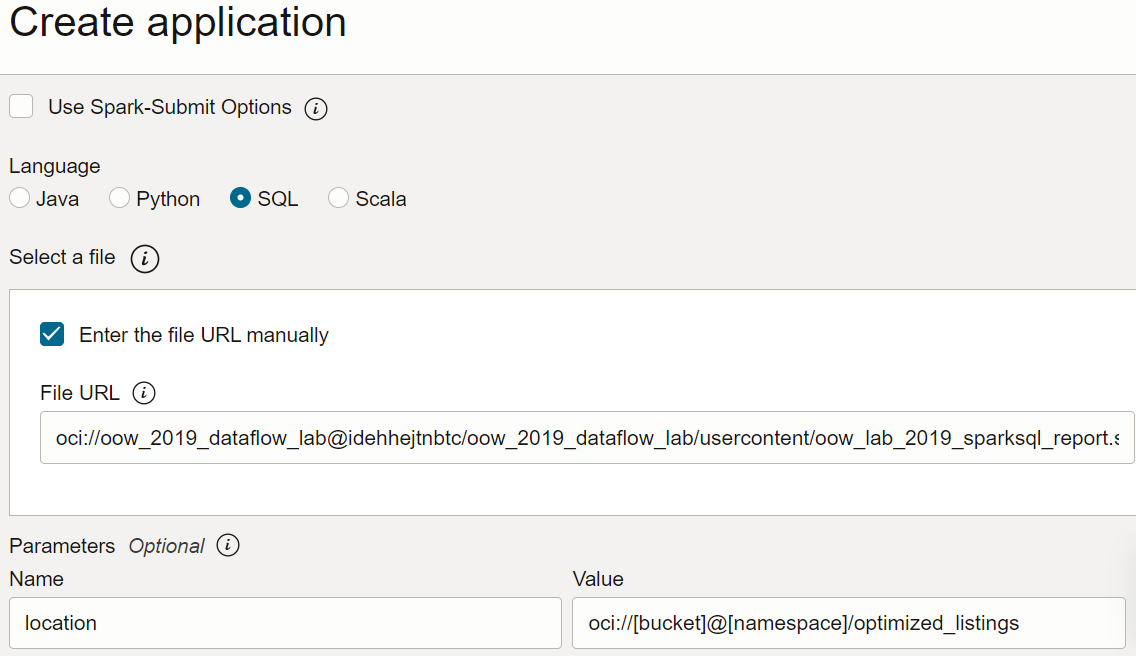 La section Configuration de l'application est visible dans la page d'extraction Create Application qui s'affiche à droite de la page Applications. Une case à cocher Utiliser les options de soumission Spark n'est pas sélectionnée. Sous Langue sont quatre boutons radio, SQL est sélectionné. Il existe une section appelée Sélectionner un fichier. La case Saisir l'URL du fichier manuellement est cochée. Une zone de texte, libellée URL du fichier, contient le lien vers le fichier .sql. En dessous se trouvent deux zones de texte côte à côte dans la sous-section Paramètres. La première, libellée Nom, contient l'emplacement. La seconde est libellée Valeur et contient le chemin d'un répertoire.