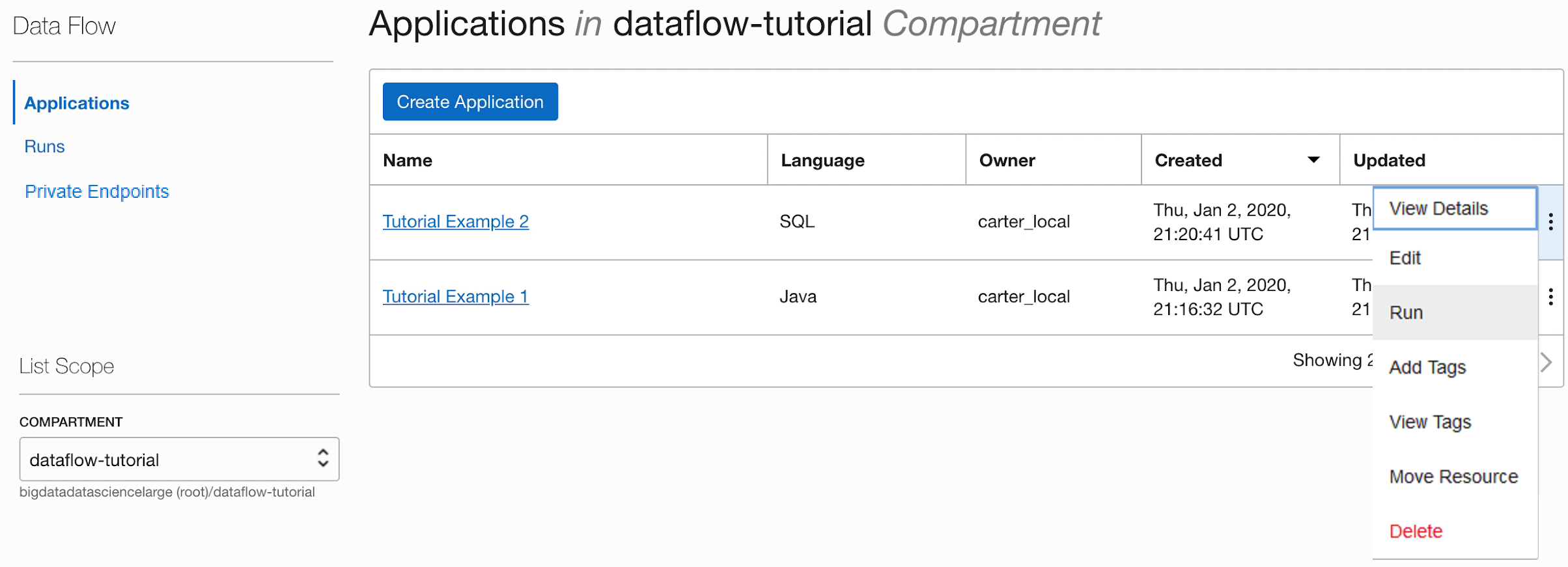 La Page Applications est affichée, avec les deux applications créées jusqu'à présent dans ce tutoriel, dans l'ordre chronologique inversé. Le tableau qui répertorie les applications comprend cinq colonnes : Nom, Langage, Propriétaire, Date de création et Date de mise à jour. A la fin de chaque ligne figure un menu contextuel. Pour Tutorial Example 2, l'utilisateur a cliqué sur le menu contextuel et les options sont affichées. Il s'agit des options suivantes : Afficher les détails, Modifier, Exécuter, Ajouter des balises, Afficher les balises et Supprimer. L'utilisateur va cliquer sur Exécuter.