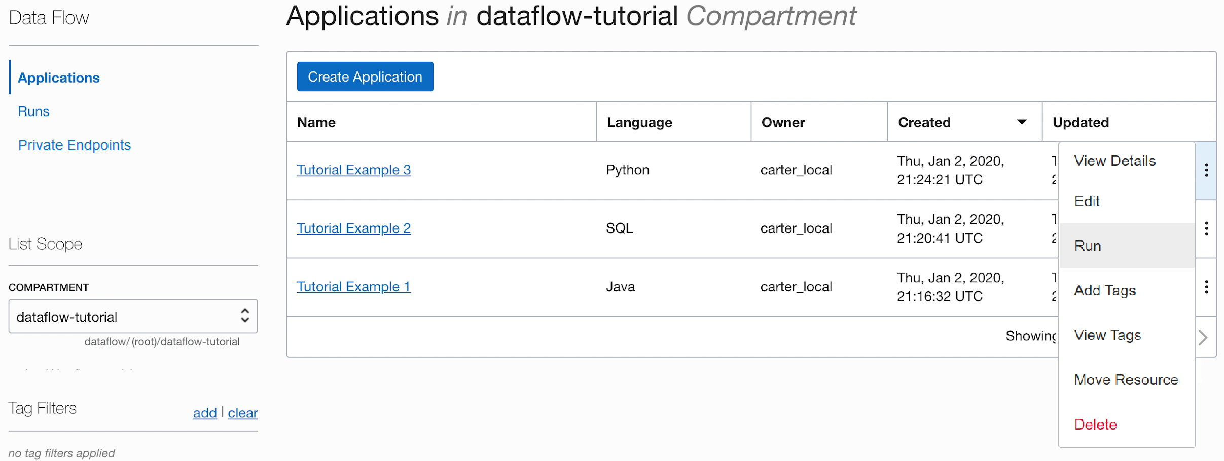 La Page Applications est affichée, avec les trois applications créées dans ce tutoriel dans l'ordre chronologique inversé. Le tableau qui répertorie les applications comprend cinq colonnes : Nom, Langage, Propriétaire, Date de création et Date de mise à jour. A la fin de chaque ligne figure un menu contextuel. Pour Tutorial Example 3, l'utilisateur a cliqué sur le menu contextuel et les options sont affichées. Il s'agit des options suivantes : Afficher les détails, Modifier, Exécuter, Ajouter des balises, Afficher les balises et Supprimer. L'utilisateur va cliquer sur Exécuter.