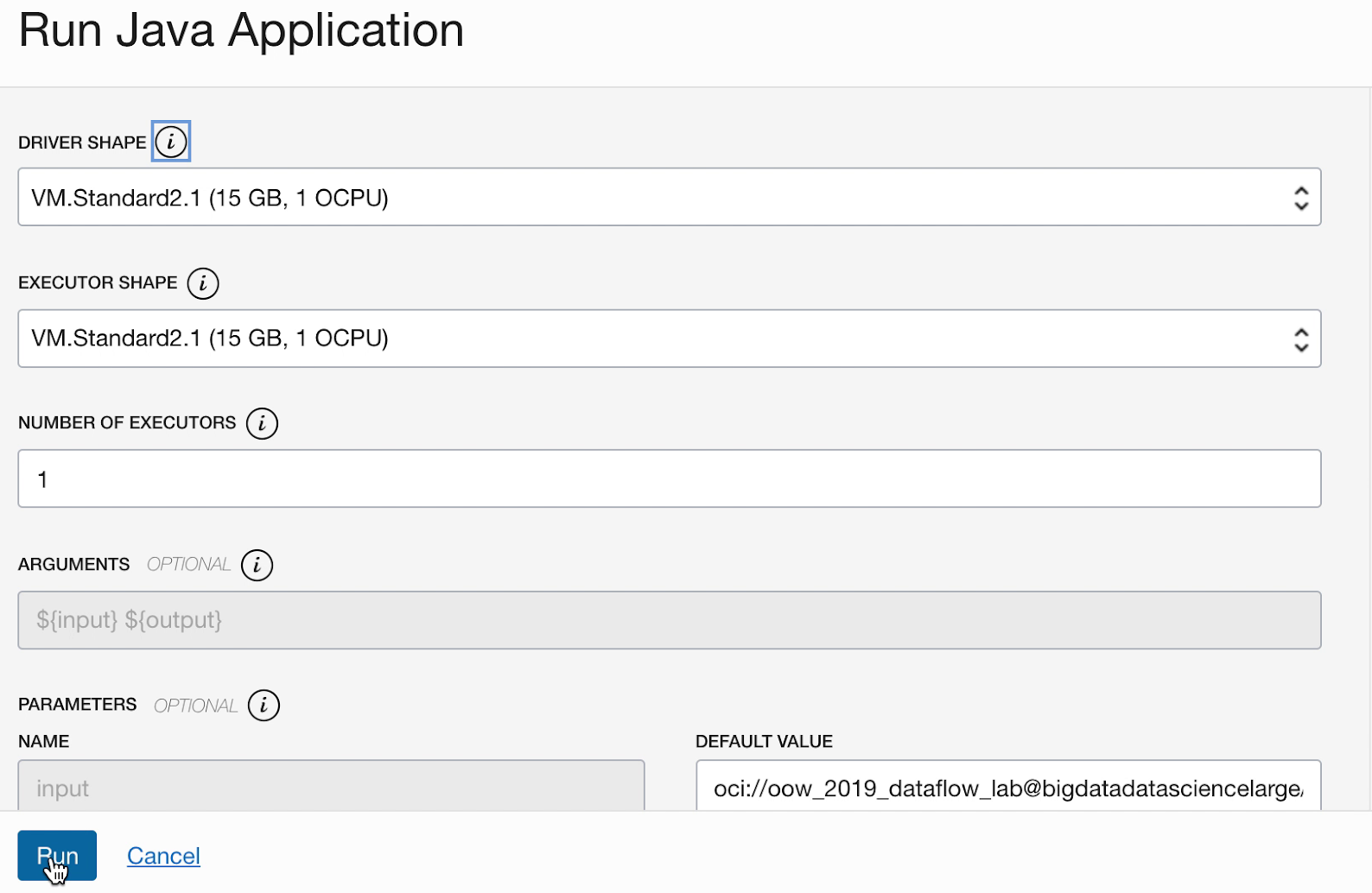 La page Exécuter l'application Java est développée et recouvre le côté droit de la page Applications. En haut se trouve une liste déroulante appelée Forme du pilote. La forme VM.Standard2.1 (15 Go, 1 OCPU) est sélectionnée. En dessous se trouve une liste déroulante appelée Forme de l'exécuteur. La forme VM.Standard2.1 (15 Go, 1 OCPU) est sélectionnée. En dessous figure un champ de texte libellé Nombre d'exécuteurs ; il contient 1. En dessous figure un champ de texte appelé Arguments. Il est grisé et contient ${input} ${output}. En dessous se trouvent deux champs de texte côte à côte pour les paramètres. Le premier, appelé Nom, est grisé mais contient input. L'autre, appelé Valeur par défaut, contient le répertoire d'entrée et peut être modifié. Une barre de défilement à droite est positionnée en haut de la page. En bas de l'écran se trouvent deux boutons : Exécuter et Annuler. L'utilisateur va cliquer sur Exécuter.