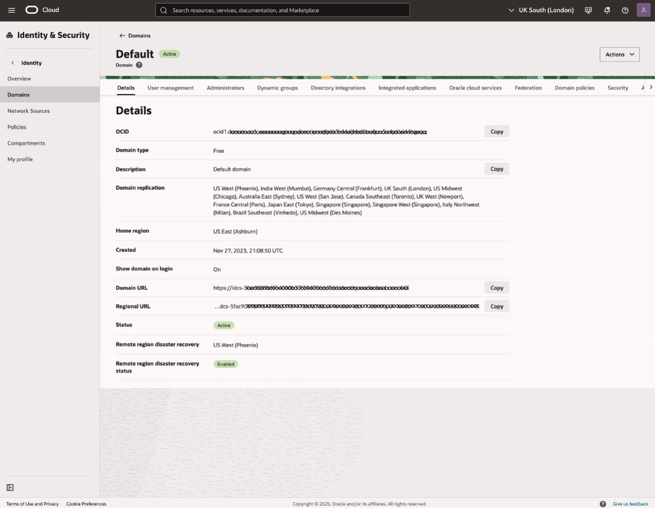 Fare clic per espandere Immagine che mostra la pagina di panoramica del dominio di Identity di OCI Console con un utente che passa il puntatore del mouse sul collegamento Sicurezza.